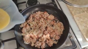 Яичница с тушёнкой и сыром. Сытный завтрак