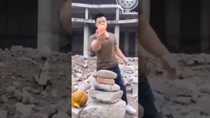 Китаец ломает кирпичи камни