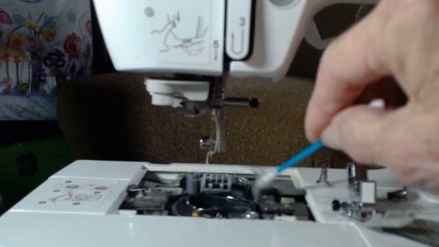 Cleaning the Bobbin Area of a Brother Sewing Machine (SE400) смотреть онлайн