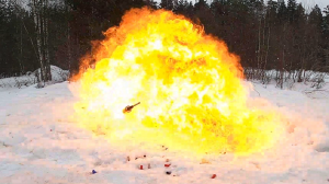 Что будет если выстрелить в баллончик с газом?!
