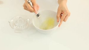 Домашняя маска с яичный белком и лимонным соком для уменьшения пор и борьбы с прыщами