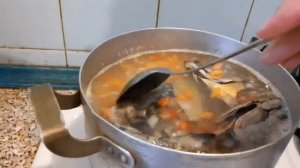 Начинаю готовить постные блюда. Сегодня суп из голов скумбрии и филе минтая.