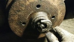 Как затянуть гайку на заднем суппорте без динамометрического ключа