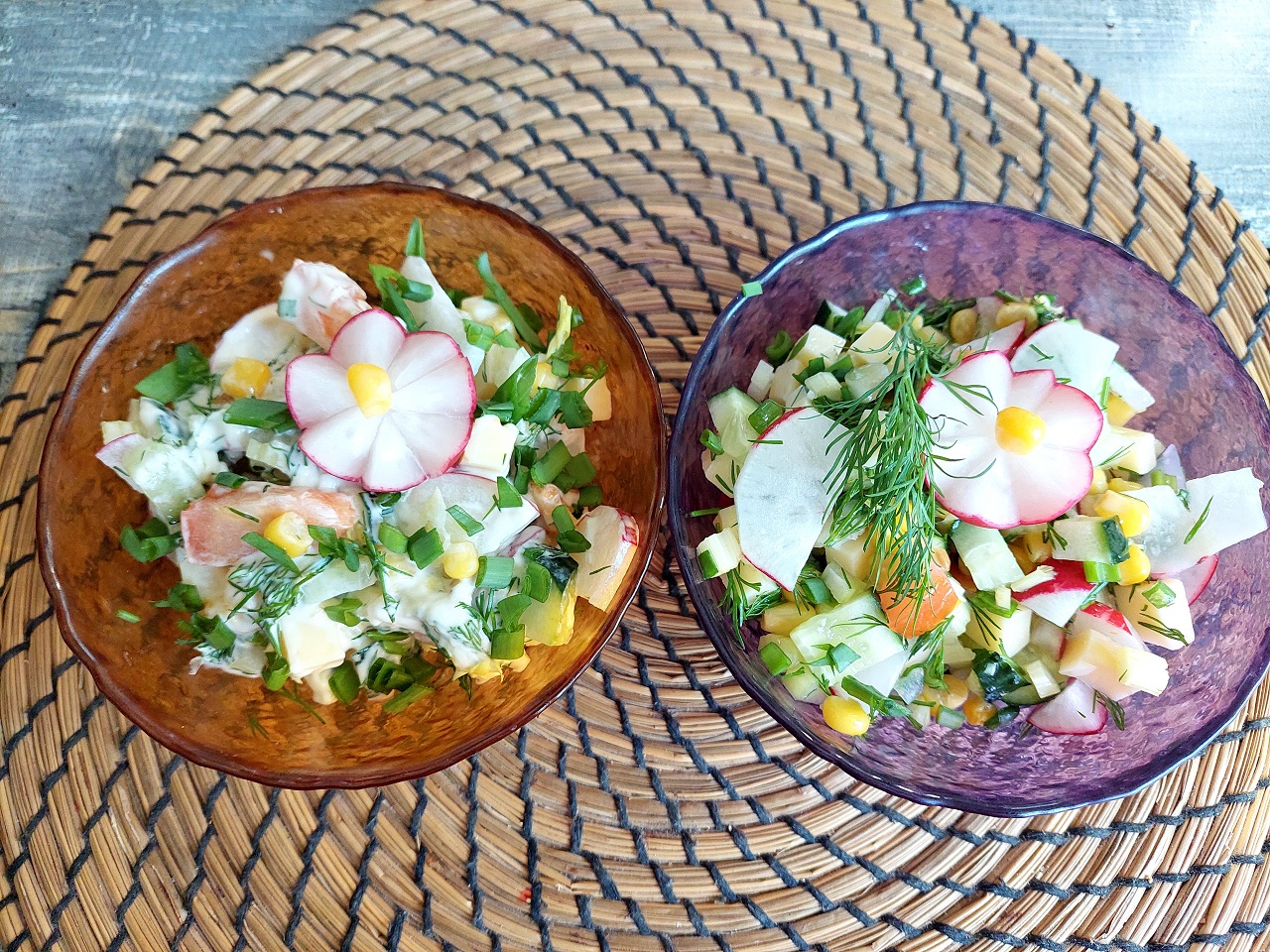 Овощной салат с сыром и кукурузой. Одна основа – две заправки.