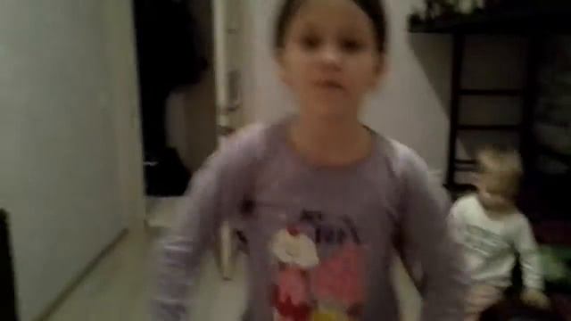 Милена танцует под разную музыку Толя ударился но не плачет★ смотреть онлайн