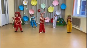 Вторая младшая группа "Светлячок" Индийский танец девочек