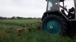 Польская косилка Виракс с шириной захвата 1.65м. с трактором ЮМЗ.