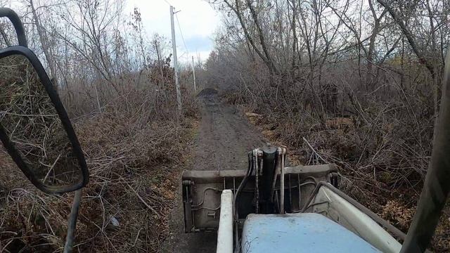 Листва не кончается.Отсыпаем дорогу асфальтной крошкой.