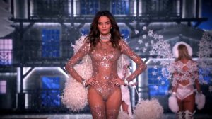 Love Me Like You Do - From Fifty Shades Of Grey (Live from the Victoria’s Secret 2015
