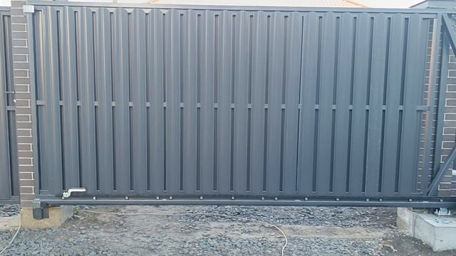 Откатные ворота со штакетником Автоматика Алютех