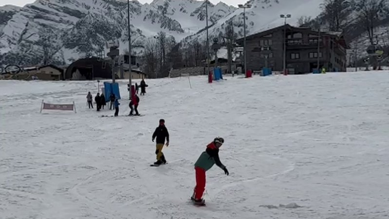 Роман Костомаров встал на сноуборд в горах Сочи