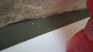 Заизолировала шов между стеной и ванной