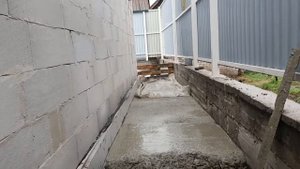 Подымаем уровень двора вокруг  дома. Отмостка We raise the level of the courtyard of a private hous