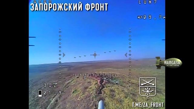 Российские дроны-камикадзе ЛУН-7 FPV штурмуют траншейный комплекс