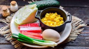 Салат с крабовыми палочками кукурузой огурцом и капустой