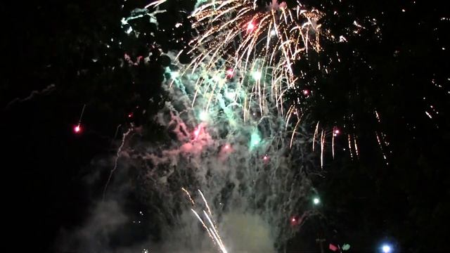 Самый долгий "БАБАХ" в истории райцентра? Салют на празднование 700-летия города Лиды. Беларусь. смотреть онлайн