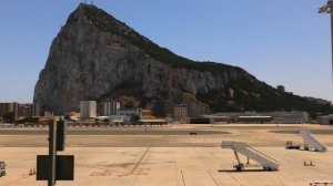 Extreme Airport Gibraltar! Planespotting @ GIB - Road Crosses The Runway!