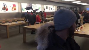 Apple store Toronto. Как будто айфоны бесплатно раздают