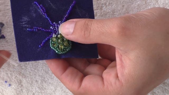 Видео мастер класс: делаем брошь Цветок василька из бисера и самоцветов своими руками смотреть онлайн