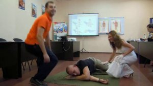 Как перевернуть человека без сознания в безопасную позу