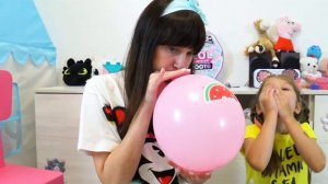 АГАТА ИГРАЕТ С ЦВЕТНЫМИ ШАРАМИ |   AGATA PLAYS WITH COLORED BALLS