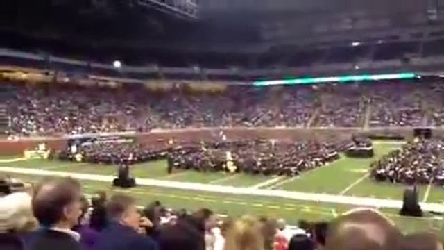 Мусульманин совершает намаз во время выпускного! смотреть онлайн