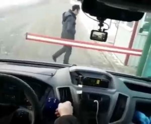 Не пропускает скорую помощь