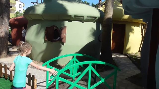 Короче говоря ищем смурфиков в Тукан Клубе смотреть онлайн