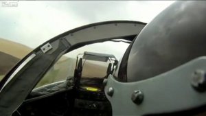 SU-24  Россия БРЕЮЩИЙ  ПОЛЕТ НАД ТРАССОЙ