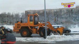 Рабочие машины помощники. Желтый трактор быстро убирает снег