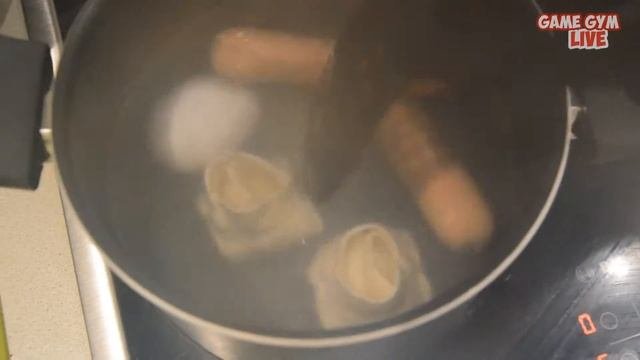 Как отварить яйца, сосиски и пельмени в одной кастрюле?