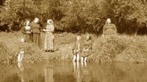 "Чудный месяц плывёт над рекою"