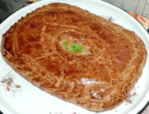 Сытный пирог с курицей, грибами, сыром и картофелем.