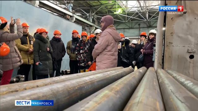 «Им всегда всё интересно». Хабаровский судостроительный завод становится туристическим объектом смотреть онлайн