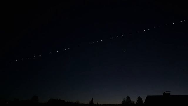 SpaceX Starlink satellites train seen from earth - Strange lights in the sky смотреть онлайн