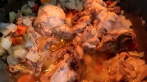 Куриные бедра с овощами, тушенные в казанке