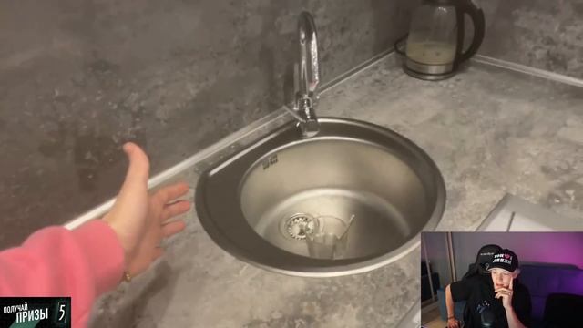 КОРЕШ ЛЕГ К ДЕВУШКЕ ПАРАДЕЕВИЧА В ПОСТЕЛЬ | Кореш показывает квартиру Парадеевича смотреть онлайн