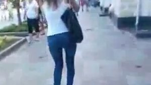 Девушки вот как нужно ходить на каблуках!!!xa-xa!!!