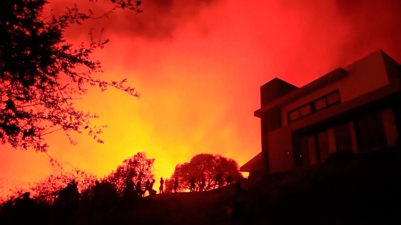 В Аргентине уже вторые сутки тушат крупный пожар