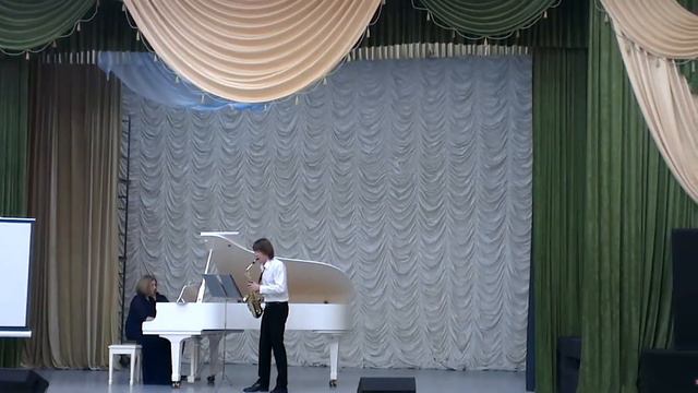 Выступление саксофониста(1) смотреть онлайн