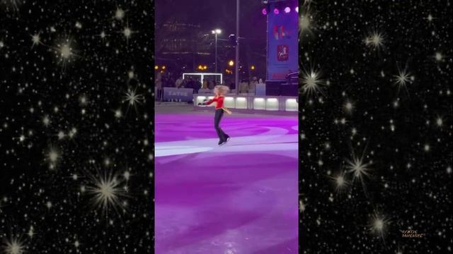 Евгений Плющенко вместе с сыном Александром открыли зимний сезон на катке в парке Горького