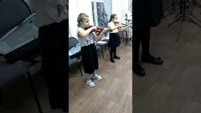 Русская народная песня. "Как пошли наши подружки..." - исполняет дует 2 кл. Коровина Диана и Гальов