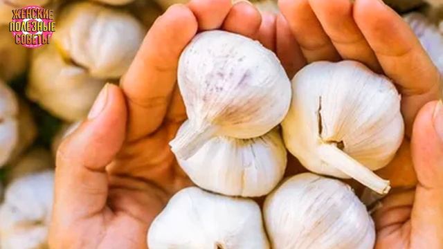 Она нарезала зубчик чеснока и положила его в рот. Результат просто ошеломляющий! смотреть онлайн