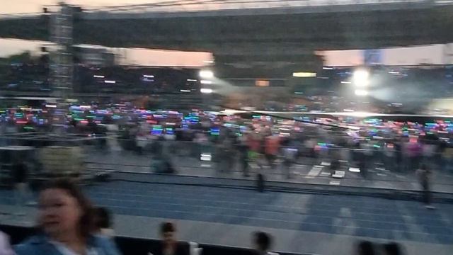 Dimash. Алматы. Стадион почти полный... за час до начала! Кто ещё может собрать столько людей!? смотреть онлайн