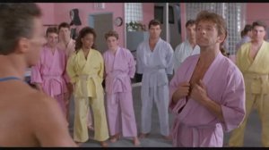 Чед занимается растяжкой с девочками. Двойной удар.