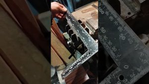 Самодельные тиски на основе винта от старого домкрата.