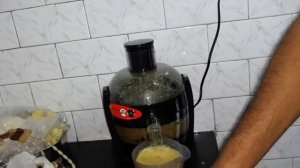 IN ACTION - Philips HR1832/00 400 W Juicer(APPLE JUICE)