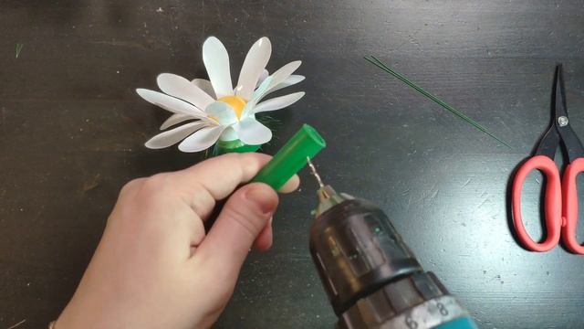 Как сделать ромашки из пластиковых бутылок.