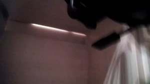 Учусь вставать на руки около стенки