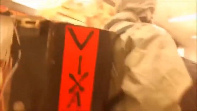 Парень в РХБЗ с колонкой в магазине. смотреть онлайн